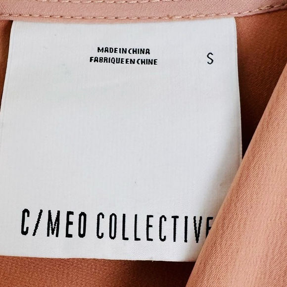 C/MEO Collective influential playsuit bell sleeve satin V-neck boho blush romper - Picture 6 of 8